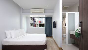 Standaard tweepersoonskamer | Een minibar, een kluis op de kamer, een bureau, verduisterende gordijnen