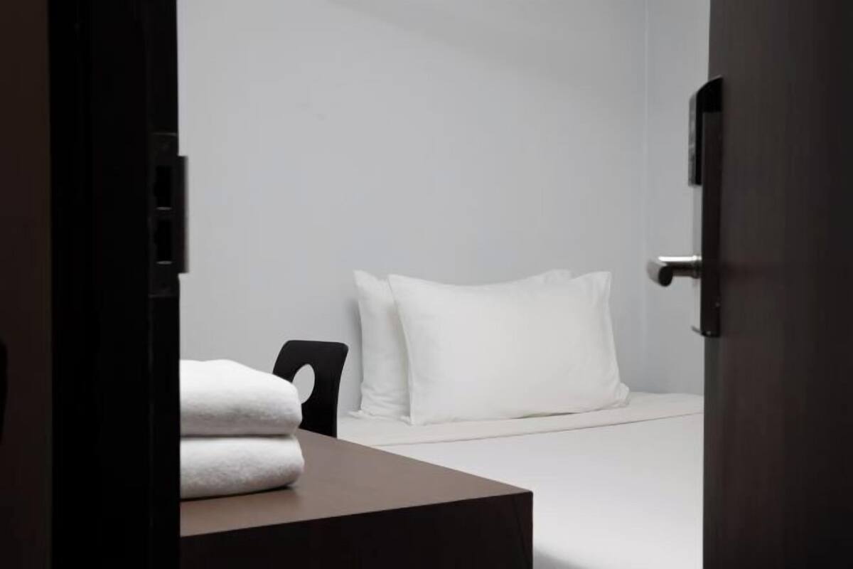 Minibar, Zimmersafe, Schreibtisch, Verdunkelungsvorhänge