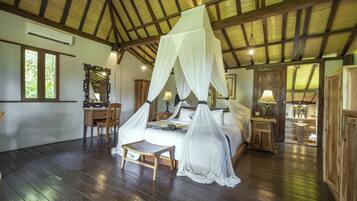 Villa (Bale) | Minibar, in-room safe, individually decorated, individually furnished