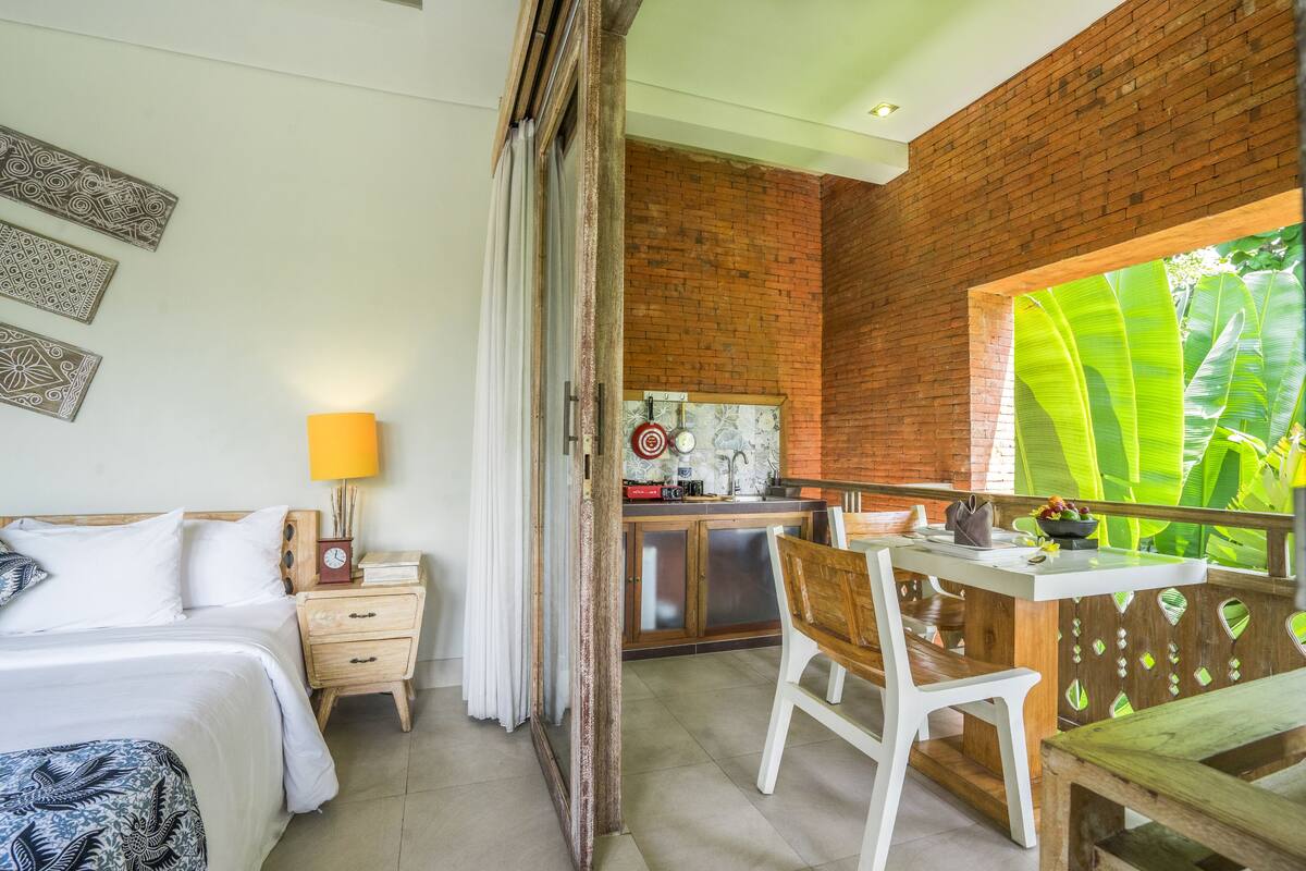 Vila, 2 kamar tidur, kolam renang pribadi, pemandangan kebun | Minibar, brankas, meja kerja, dan tirai kedap cahaya