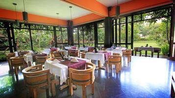 Desayuno buffet todos los días (con cargo)