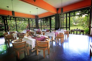 Café da manhã com buffet todos os dias mediante uma taxa