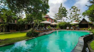 2 piscinas al aire libre, cabañas de piscina gratuitas, sombrillas