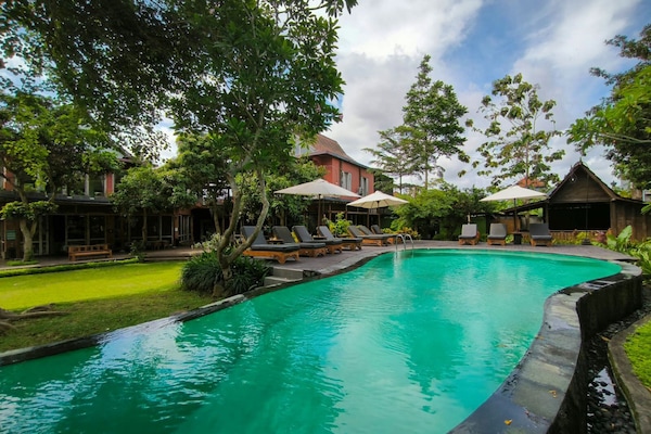 2 kolam renang outdoor, dengan cabana gratis dan payung kolam renang