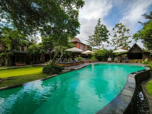 2 outdoor pools, free pool cabanas, pool umbrellas - KajaNe Yangloni (Ubud)