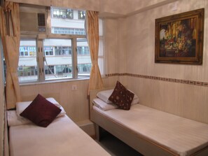 Cortinas blackout, wifi gratis y ropa de cama