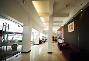 Lobby sitting area - The Embassy Sathorn (Bangkok)
