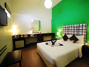 Caja de seguridad en la habitación y escritorio 