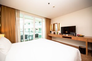Minibar, värdeförvaringsskåp på rummet och skrivbord