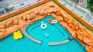 Utomhuspool och solstolar