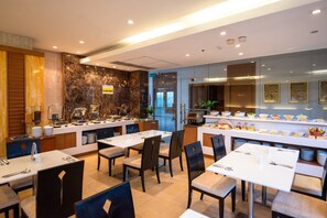 Der serveres morgenmad og frokost