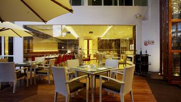 Breakfast and lunch served, international cuisine