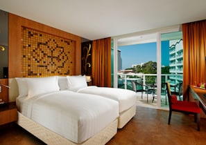 Minibar, Zimmersafe, Schreibtisch, Verdunkelungsvorhänge