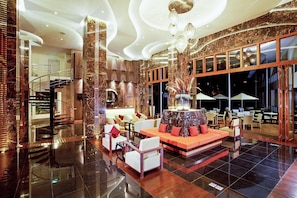 Cocktailbar, Blick auf den Pool, nur an bestimmten Tagen geöffnet