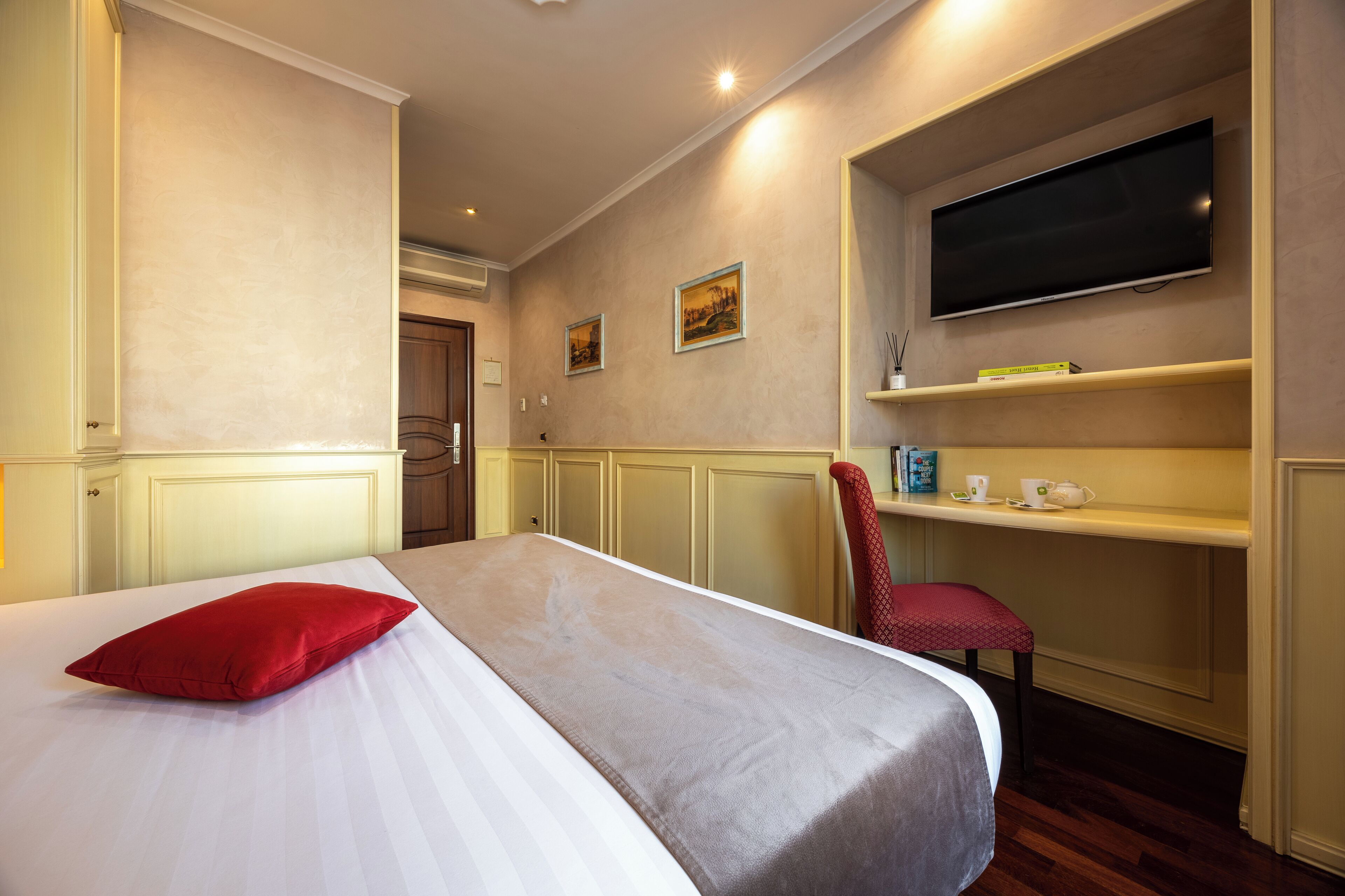 deluxe room, 1 double or 2 single beds, non smoking | premium bedding, down duvets, in-room safe, individually decorated