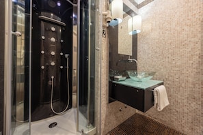 Double Room, Non Smoking BUDGET | Salle de bain | Douche, douche hydromassante, articles de toilette gratuits