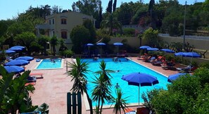 Seasonal outdoor pool, open 9:30 AM to 7 PM, pool umbrellas - Hotel Grotticelle (Ricadi)