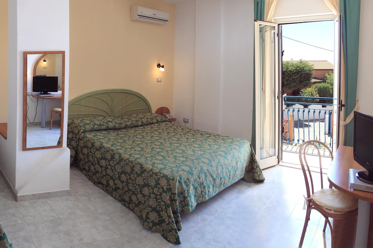 Habitación triple | Caja de seguridad en la habitación y ropa de cama
