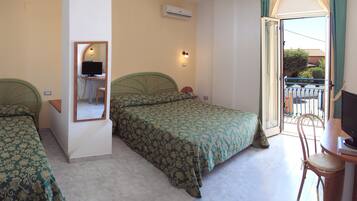 Habitación triple | Caja fuerte y ropa de cama