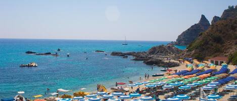 Plage privée, sable blanc, navette gratuite vers la plage, parasols