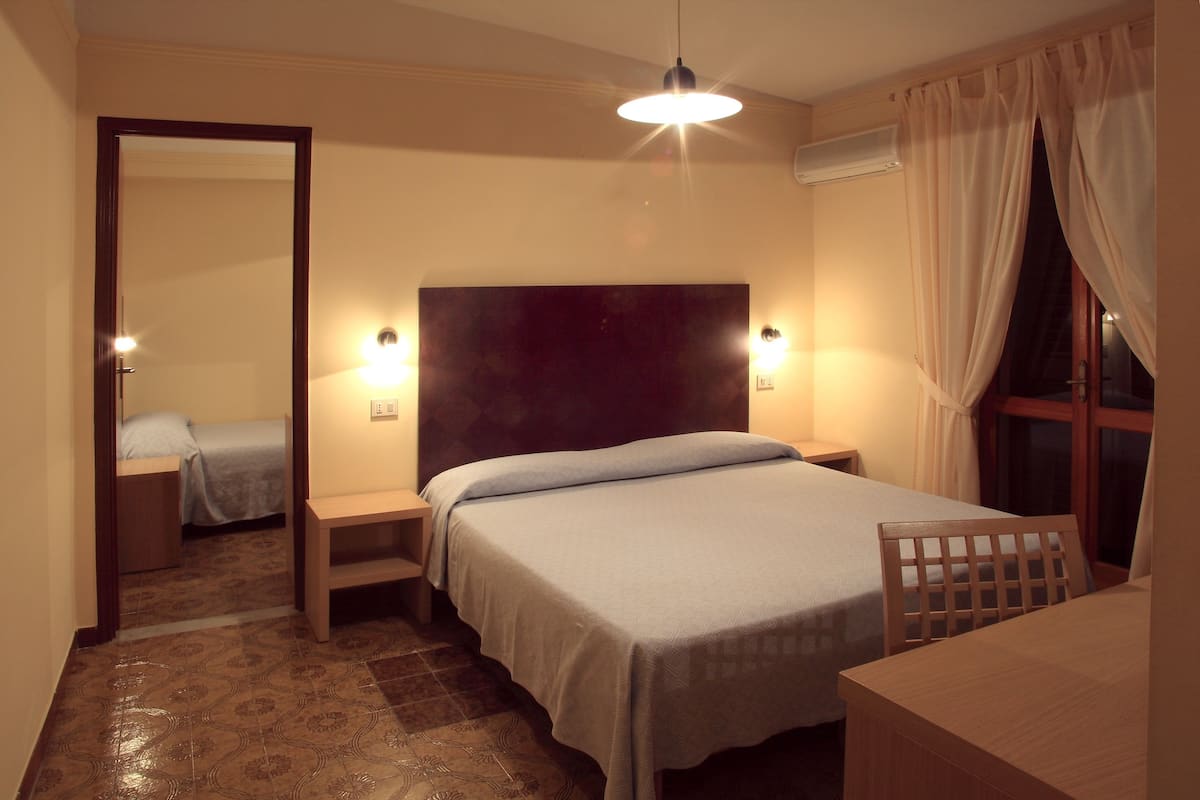 Habitación cuádruple | Caja de seguridad en la habitación y ropa de cama