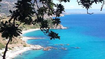 Playa privada, arena blanca y servicio gratuito de transporte a la playa