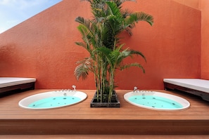 Hồ bơi ngoài trời