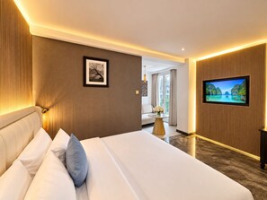 Een hotelkamer met een groot bed, een televisie en uitzicht op een schilderachtig landschap door het raam.