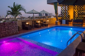 Outdoor pool, pool umbrellas, sun loungers - Cocoon Boutique Hotel (Quezon City)