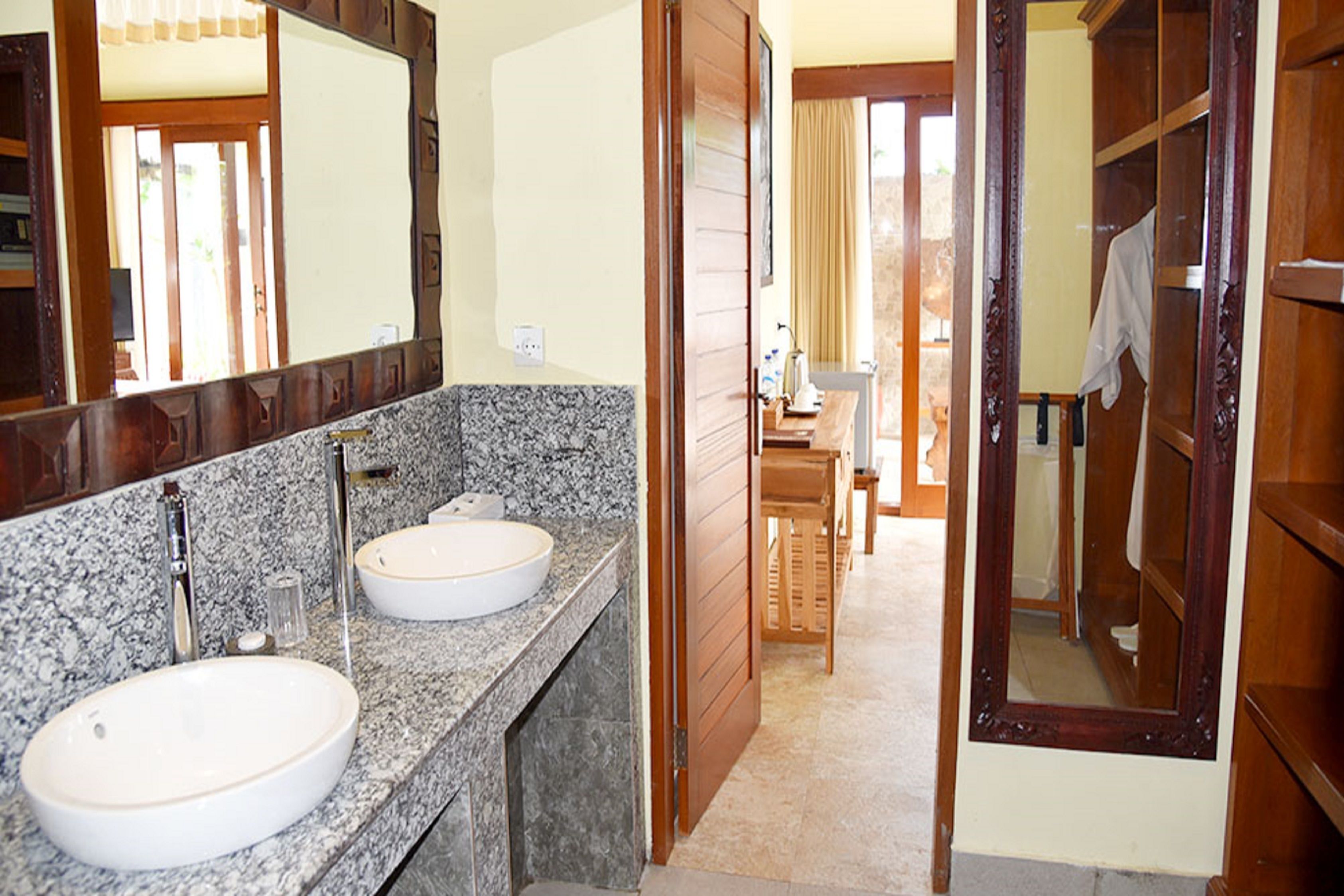 combined shower/bathtub, free toiletries, hair dryer, bathrobes