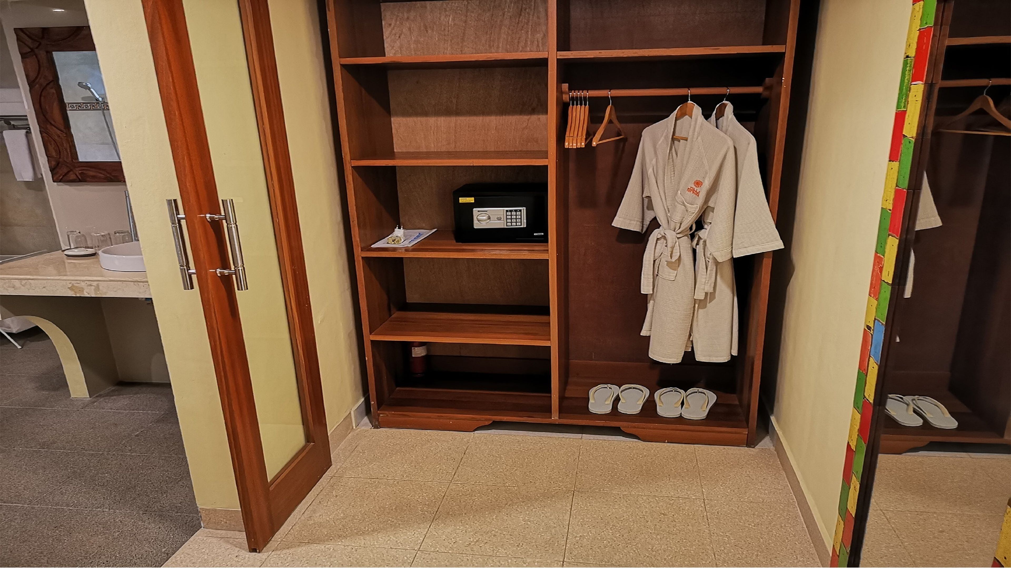 4 bedrooms, select comfort beds, minibar, in-room safe