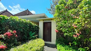 Select Comfort beds, minibar, in-room safe, individually decorated - Villa Nirvana (Ubud)