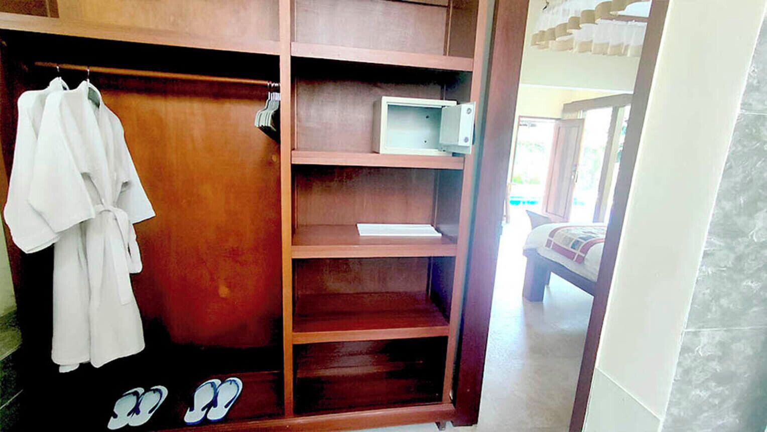 Villa Premium, 2 chambres, piscine privée, en bord de piscine | Salle de bain | Ensemble douche/baignoire, articles de toilette gratuits, sèche-cheveux