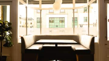 Desayuno continental diario (EUR 9.50 por persona)