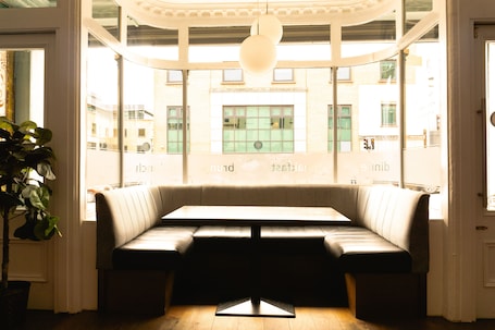 Desayuno continental (EUR 10.00 por persona)