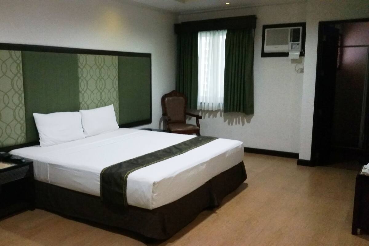 Deluxe Room | Desk, iron/ironing board (on request), cribs (free)