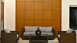 Lobby lounge - La Piazza Hotel & Convention Center (Legazpi)