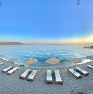 在海滩、海滩遮阳伞、间海滩酒吧