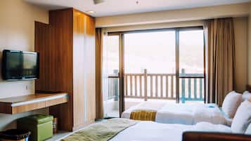 Premier Suite | Minibar, in-room safe, desk, free WiFi