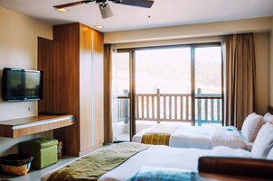 Premier Suite | Minibar, in-room safe, desk, free WiFi