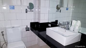 Suihku, ilmaiset hygieniatuotteet, hiustenkuivaaja, tohvelit