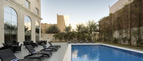 Outdoor pool, free pool cabanas, pool loungers