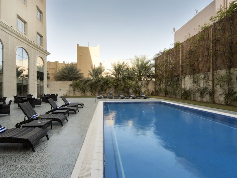 Piscina externa, barracas de cortesia, espreguiçadeiras
