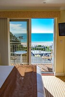 Decoración personalizada, muebles diferentes y cortinas blackout 