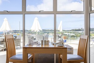 Se sirven desayunos y cenas; cocina británica; con vista al mar