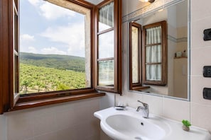 Douche, articles de toilette (gratuits), séchoir à cheveux, bidet
