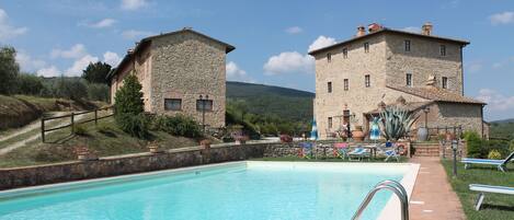 Vista frontal de la propiedad