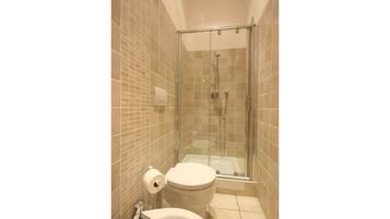 Monolocale | Bagno | Doccia, set di cortesia gratuito, asciugacapelli, bidet
