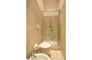 Estudio | Baño | Regadera, amenidades de baño gratuitas, secadora de cabello, bidet 