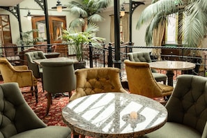 Al fresco dining, open daily